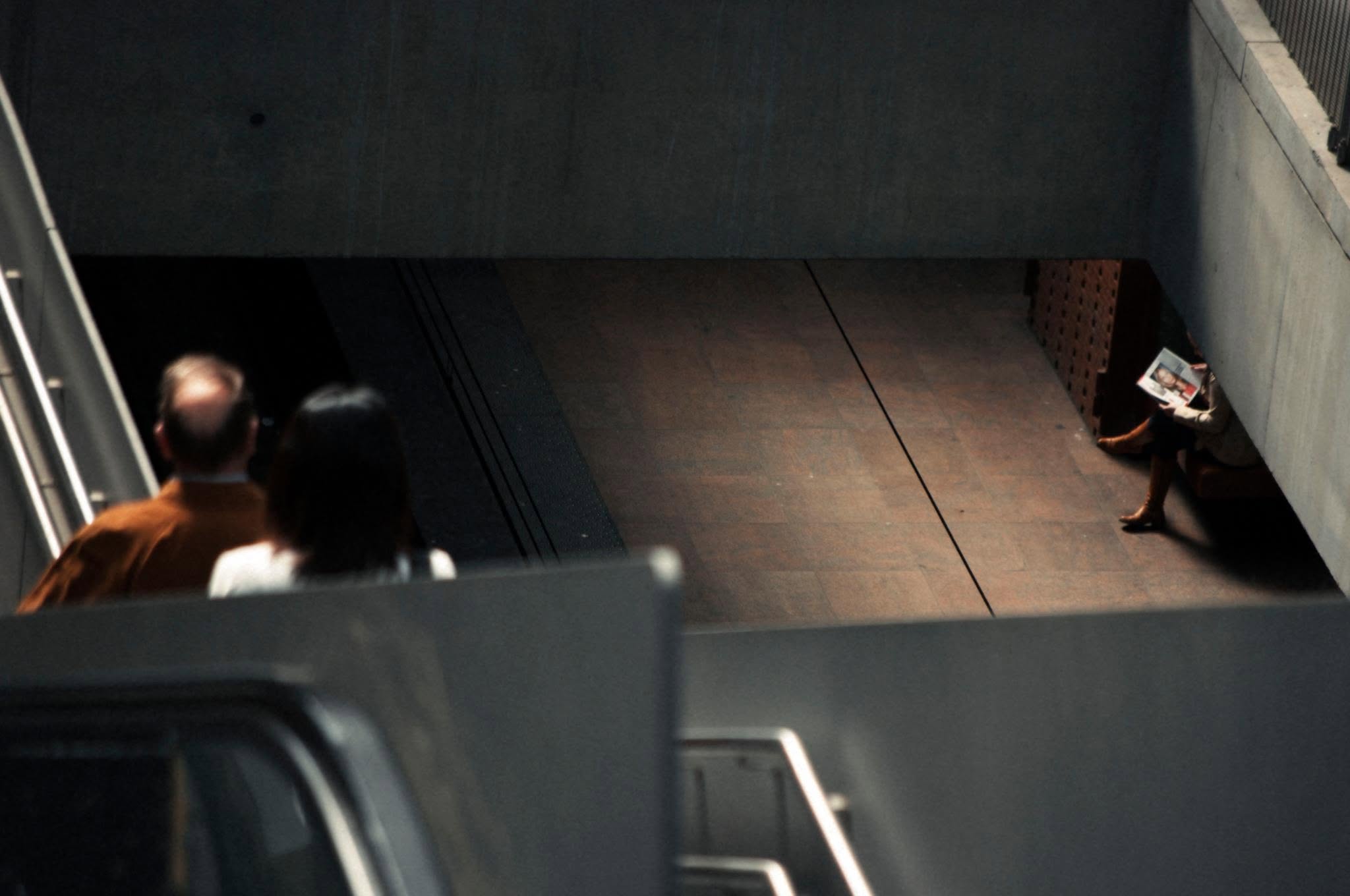 Reader / people descending